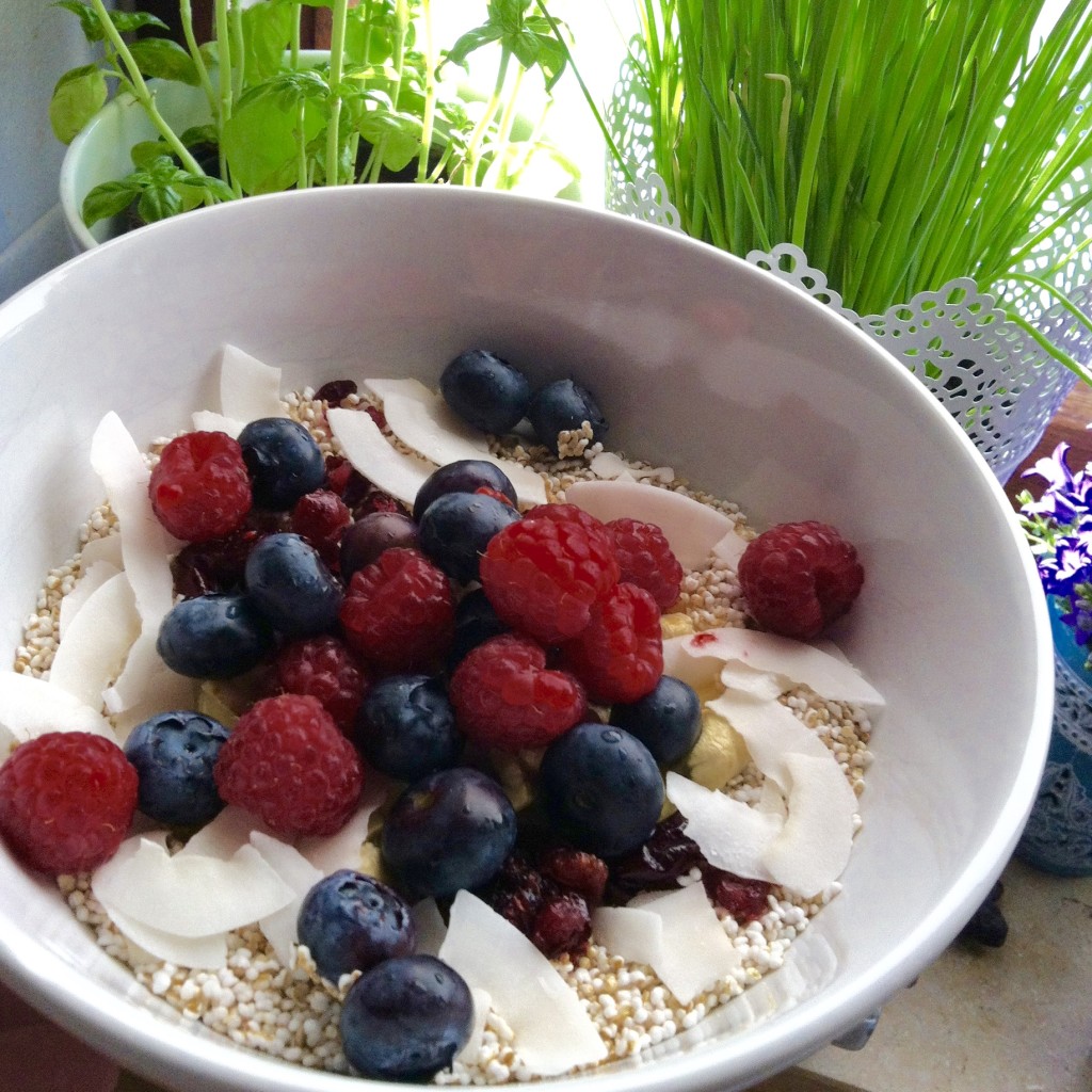 Griechischer Joghurt, frische Beeren, Granatapfelkerne, Cashewkerne, Kokoschips und ein wenig Amaranth